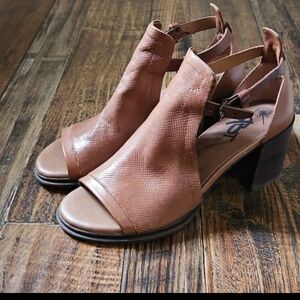 OTBT Metaphor Women's‎ Brown Leather Chunky Heel Peep-Toe Sandals.